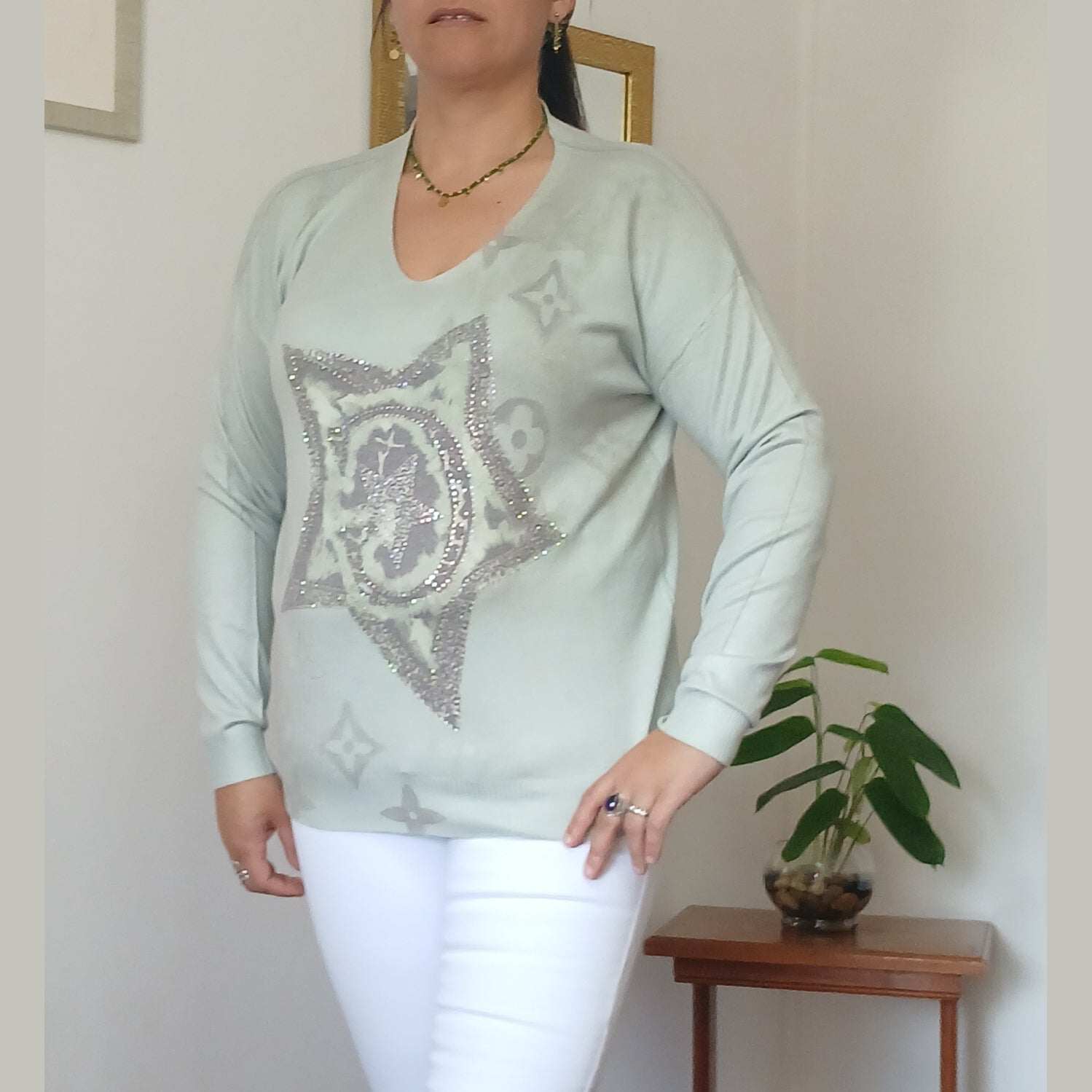 Sweater Spandex , escote V, con estrella brillante